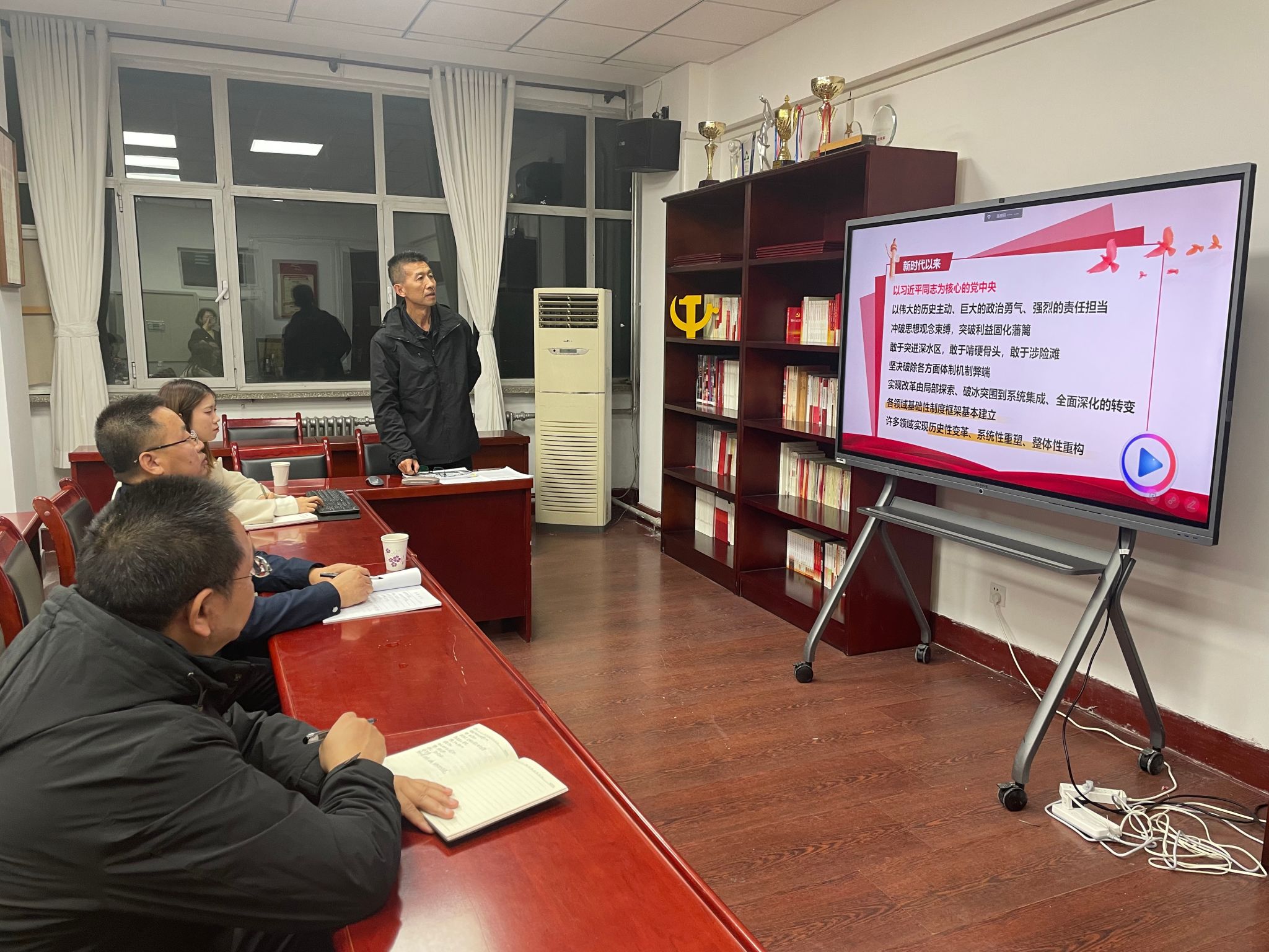 校领导为美术红黑游戏
本科生党员讲授专题党课