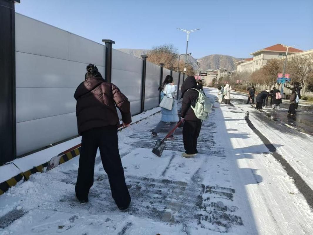 预科教育红黑游戏
开展扫雪实践融合励志诚信感恩教育