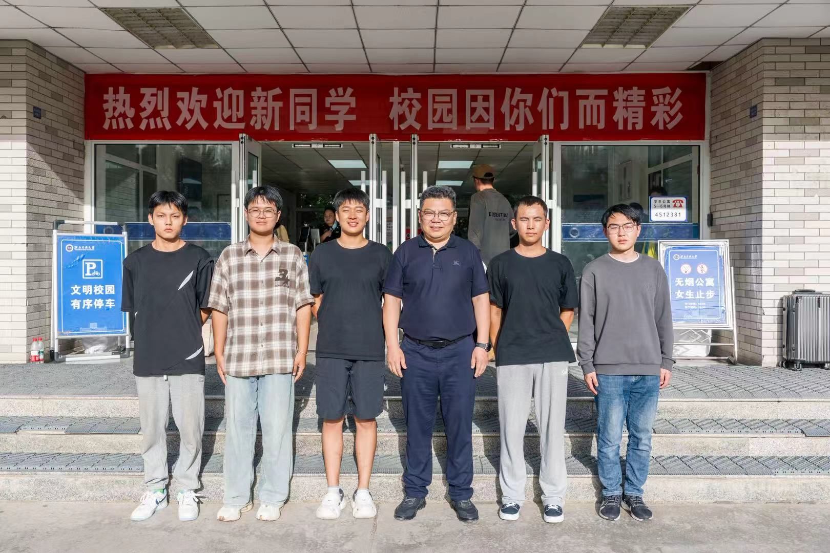 校领导深入新生宿舍走访慰问