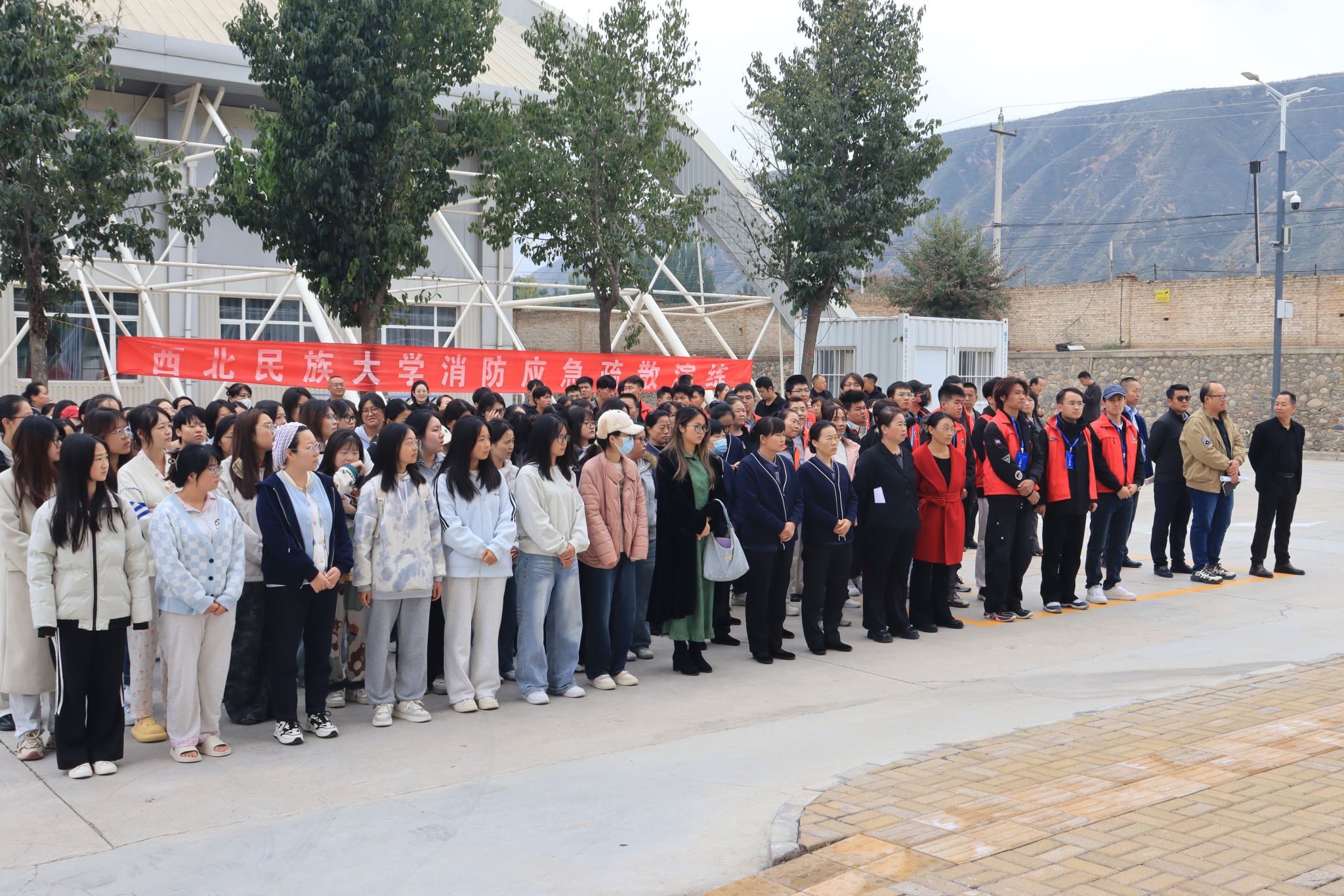 红黑游戏
组织开展消防应急疏散演练