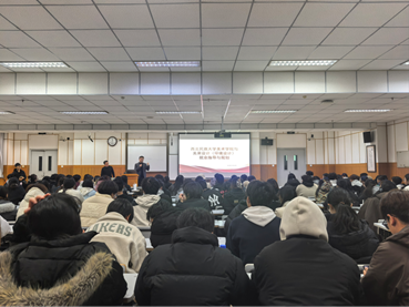 数字赋能设计 职业导航引航——美术红黑游戏
开展就业指导讲座