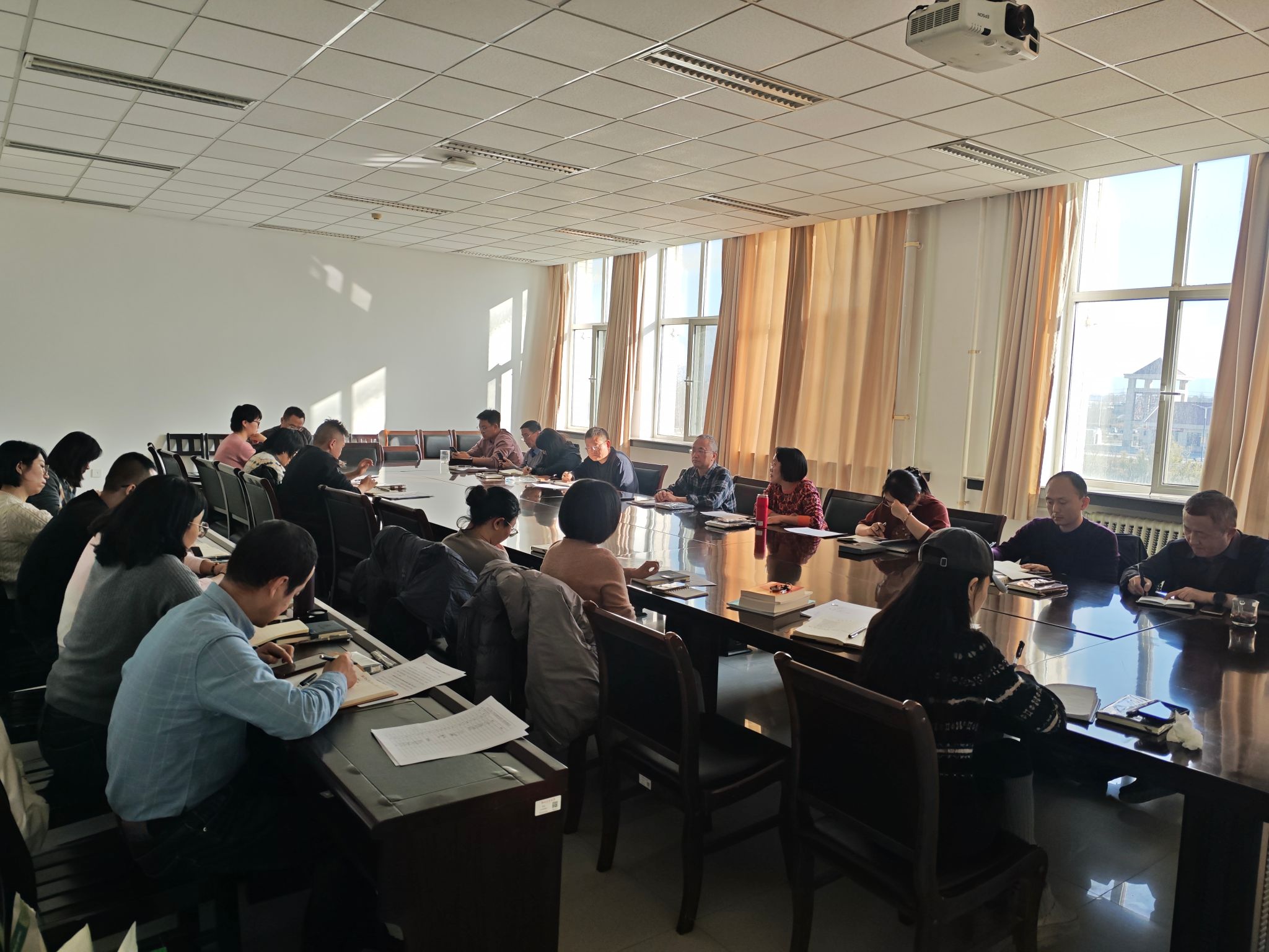 实验教学部组织学习红黑游戏
第七次党员代表大会精神