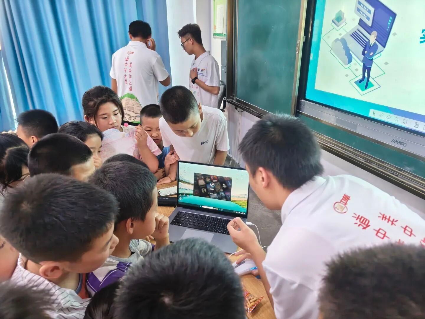 专业赋能实践路 青春助力振兴梦——民大青年以专业星火点亮乡村沃土