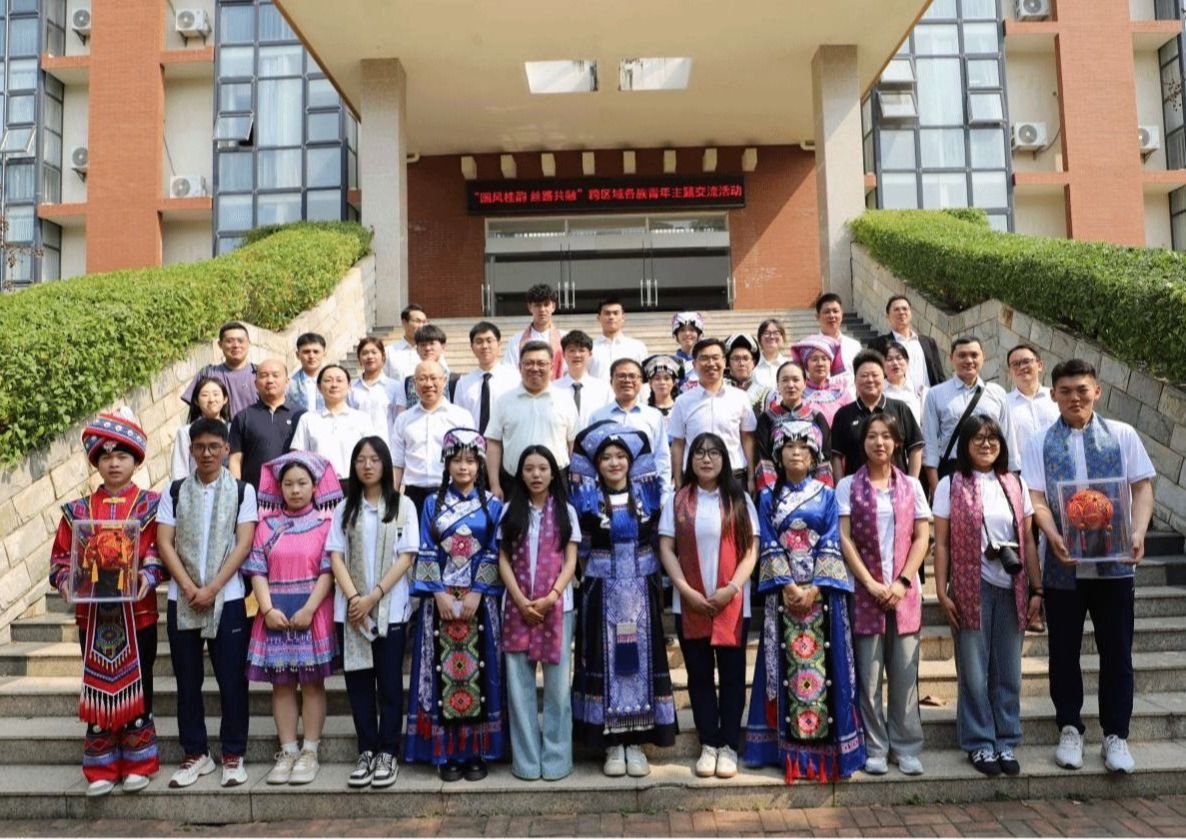 红黑游戏
师生代表赴广西参加“国风桂韵 丝路共融”跨区域各族青年主题交流活动